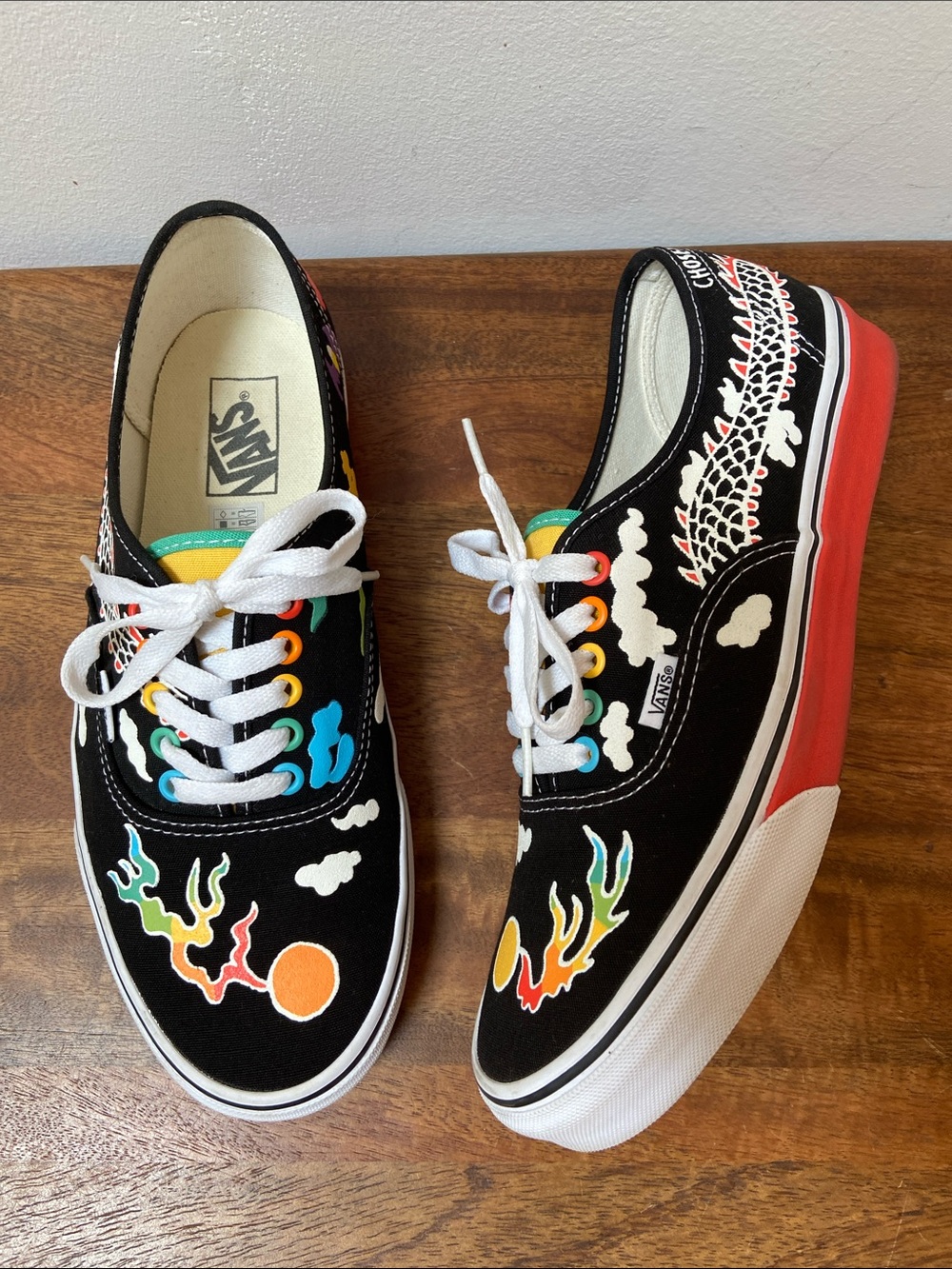 Vans OFF THE WALL GALLERY - Pride Kaitlin Chan (M 9.5 W 11)